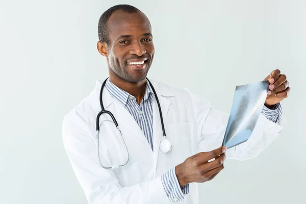 Que Belo Trabalho Profissões Felizes Afro Americano Médico Segurando Raio — Fotografia de Stock