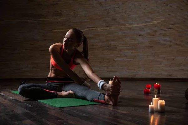 Calma Joven Delgada Mujer Sentada Esterilla Yoga Inclinándose Hacia Atrás — Foto de Stock
