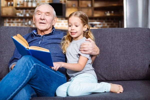 Mejores Amigos Niza Anciano Hombre Leyendo Libro Para Nieta Mientras — Foto de Stock