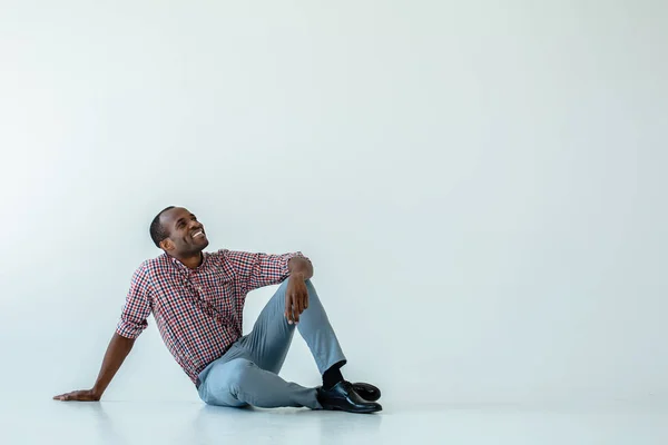 Con Mucho Gusto Alegre Sonriente Afroamericano Sentado Suelo Sobre Fondo — Foto de Stock