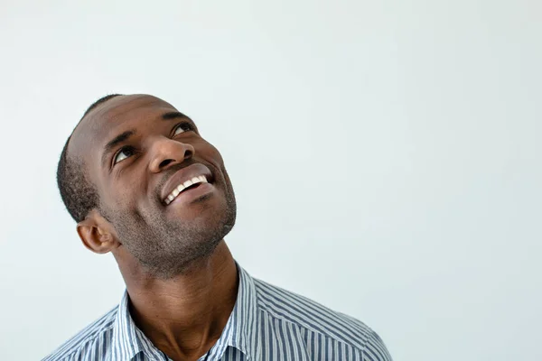 Cosi Felice Allegro Bello Afro Americano Uomo Sorridente Contro Sfondo — Foto Stock