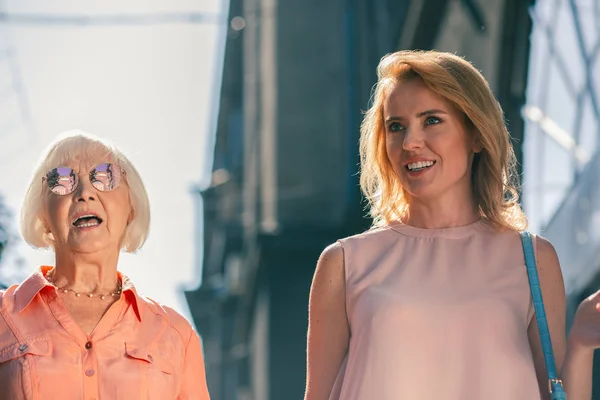 Duas Mulheres Diferentes Idades Livre Tempo Ensolarado Olhando Surpreso — Fotografia de Stock