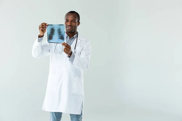 Keine Probleme Erfahrener Arzt Mit Einem Röntgenbild Während Einer Analyse — Stockfoto