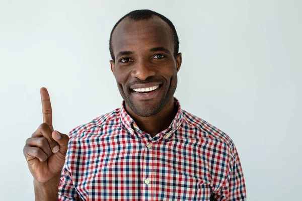 Olvides Retrato Hombre Afro Americano Guapo Alegre Sonriendo Mientras Explica — Foto de Stock