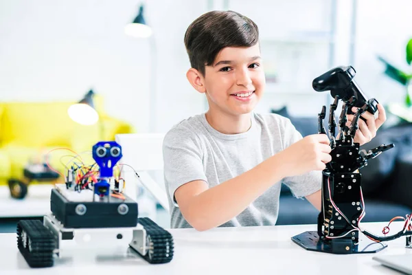 Glad Genialisk Pojke Innehar Fjärrkontroll Medan Testa Hans Ingenjörskonst Wonder — Stockfoto