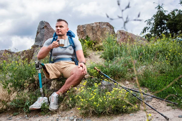 Young Disabled Male Tourist Drinking Tea While Having Touristic Route — Stock Photo, Image
