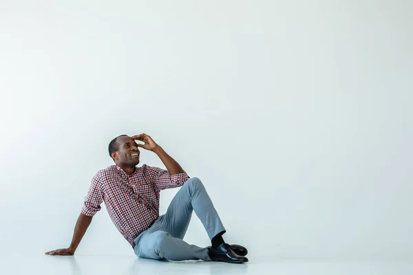 Mira Hacia Futuro Alegre Sonriente Hombre Afroamericano Mirando Hacia Adelante — Foto de Stock