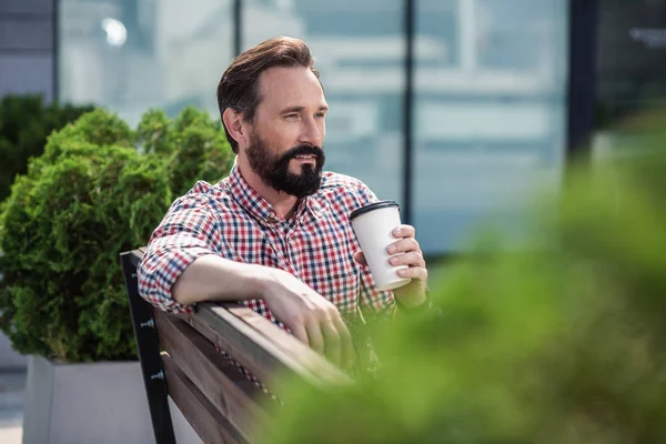 Urban Dweller Leuke Volwassen Man Drinken Koffie Terwijl Geniet Van — Stockfoto