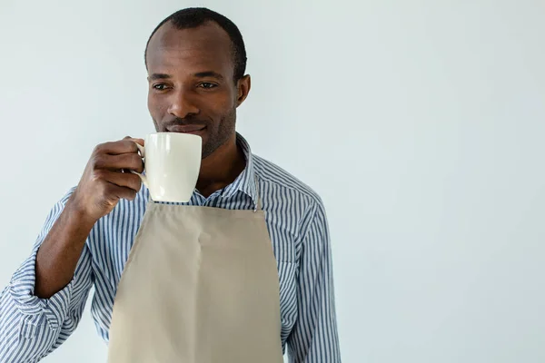 Tak Chutné Pas Příjemného Afroamerického Číšníka Popíjí Kávu Proti Bílému — Stock fotografie