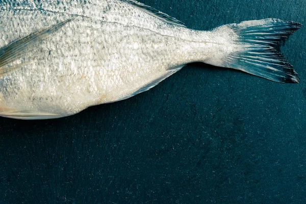 Vista Superior Uma Parte Corpo Peixe Não Cozido Com Cauda — Fotografia de Stock