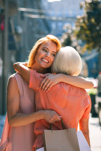 Mulher Alegre Abraçando Sua Mãe Cabelos Grisalhos Sorrindo — Fotografia de Stock