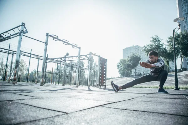 Jovem Desportista Atencioso Estar Campo Esportes Olhando Para Distância Enquanto — Fotografia de Stock