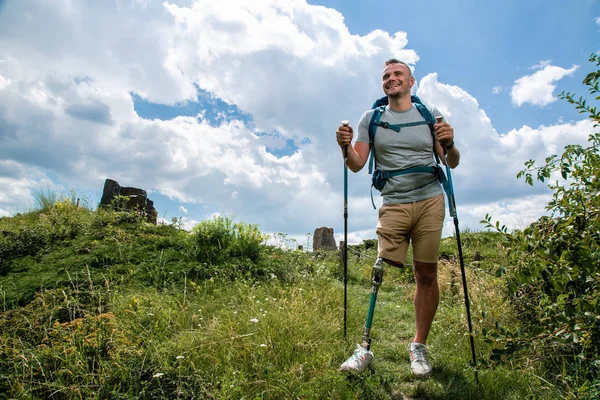 Homem Positivo Motivado Com Distúrbios Físicos Experimentando Caminhada Nórdica Enquanto — Fotografia de Stock