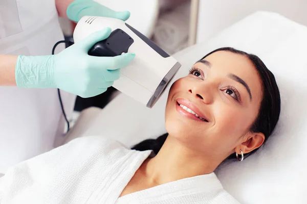 Gezicht Van Een Mooie Lachende Vrouw Zoek Gelukkig Terwijl Cosmetoloog — Stockfoto