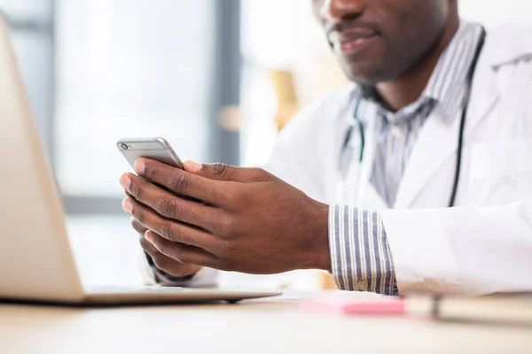 Online Kommunikáció Ellazult Tanuló Orvosi Egyenruhát Visel Játszik Telefon Szünet — Stock Fotó