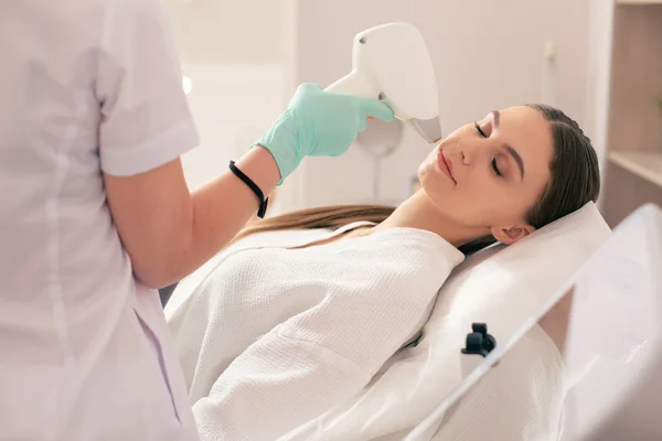 Jonge Dame Liggend Met Haar Ogen Gesloten Terwijl Professionele Schoonheidsspecialist — Stockfoto