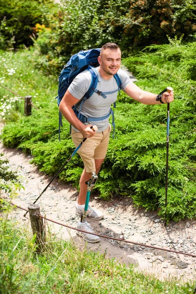 Agradável Homem Alegre Com Treinamento Deficiência Livre Enquanto Tenta Andar — Fotografia de Stock