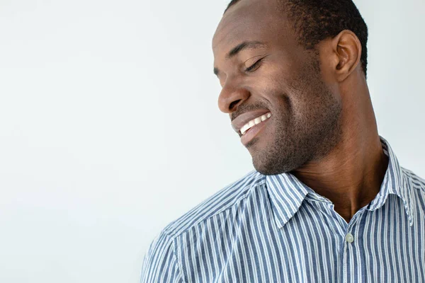 Usmívej Uzavření Radostného Afroamerického Muže Stojícího Proti Bílému Pozadí — Stock fotografie