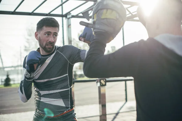 Emotioneel Zelfverzekerde Mma Boxer Buiten Staand Met Zijn Trainer Kijkend — Stockfoto