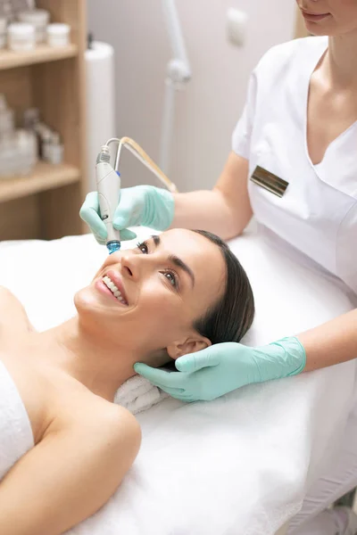 Smiling Young Woman Enjoying Process Skin Nourishment Modern Clinic Help — Stock Photo, Image