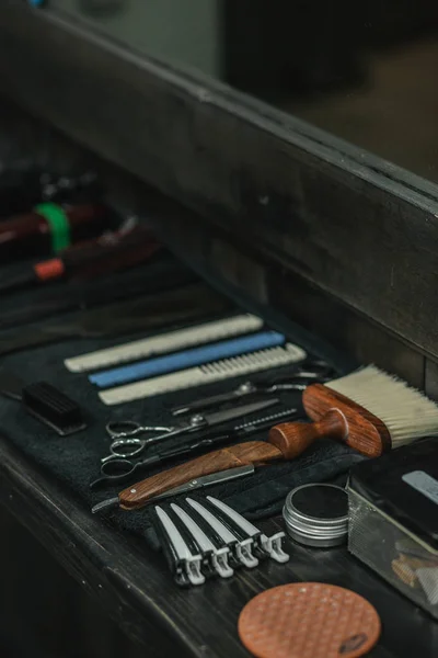 Närbild Saxar Och Rakhyvel Placerade Barbershop Disken — Stockfoto