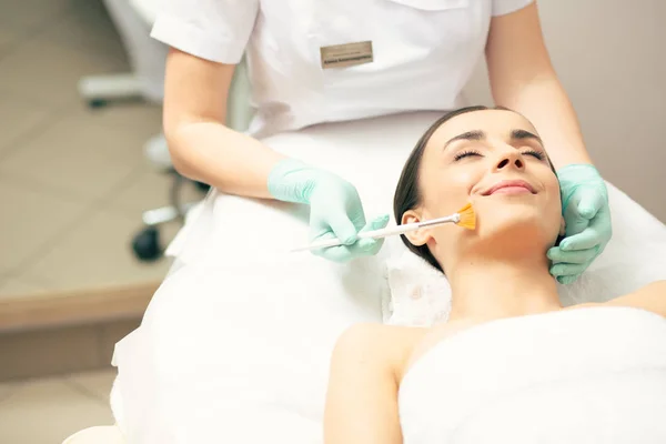 Peaceful Young Lady Lying Her Eyes Closed Smiling While Beautician — Stock Photo, Image