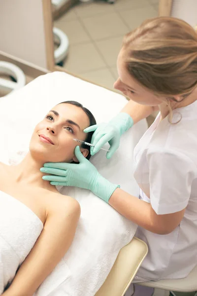 Zelfverzekerde Jonge Dame Medische Bank Glimlachend Professionele Schoonheidsspecialiste Maken Injectie — Stockfoto