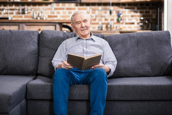 Oszd Meg Bölcsességed Kellemes Nyugdíjas Ember Ült Kanapén Miközben Egy — Stock Fotó