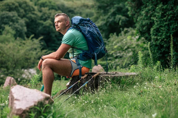 Pleasant Serious Man Prosthesis Wearing Touristic Backpack While Resting Outdoors — Stock Photo, Image