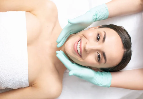 Vista Dall Alto Della Donna Sorridente Che Rilassa Sembra Eccitata — Foto Stock