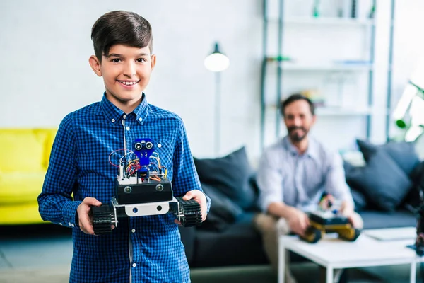 Joyful Estudante Inteligente Mostrando Seu Robô Preparado Para Concurso Engenharia — Fotografia de Stock