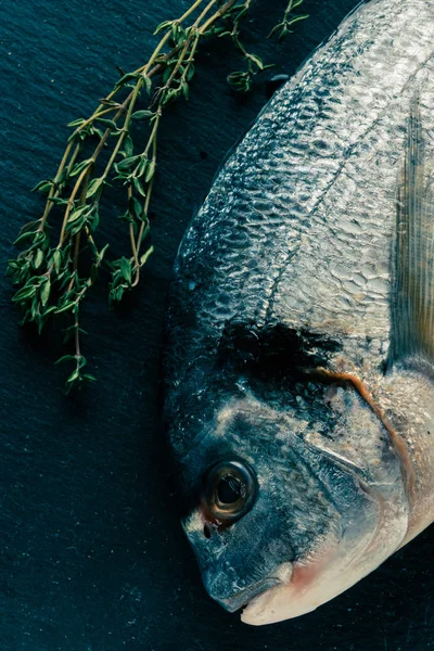 Vista Superior Peixe Não Cozido Limpo Raminho Tomilho Deitado Ardósia — Fotografia de Stock