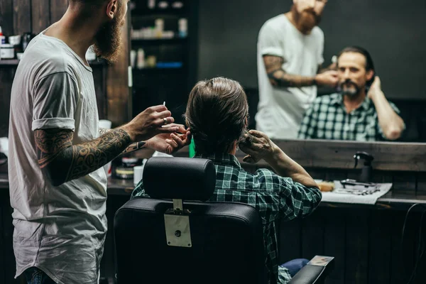 Forsigtig Skægget Barber Stående Ved Siden Sin Klient Røre Hans - Stock-foto