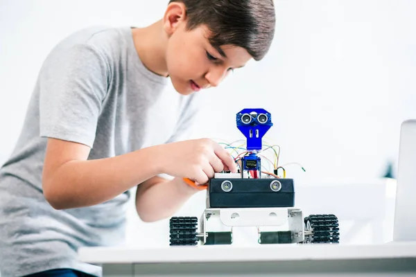 Menino Inteligente Concentrado Construindo Robô Enquanto Melhora Suas Habilidades Engenharia — Fotografia de Stock