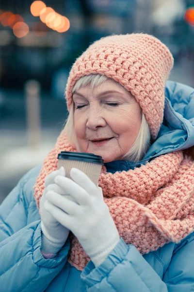 따뜻한 야외에서 상자를 커피를 마시는 차분한 여성의 가까이 — 스톡 사진