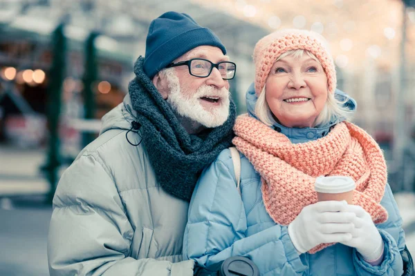 Dois Pensionistas Bonitos Roupas Quentes Inverno Rua Com Xícaras Café — Fotografia de Stock