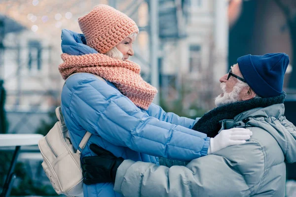 Belo Par Pensionistas Roupas Inverno Livre Mulher Com Mãos Nos — Fotografia de Stock