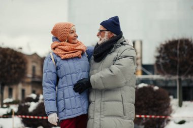 Neşeli sakallı emekli kışın onunla sokakta iken sevgili kadın bakıyor