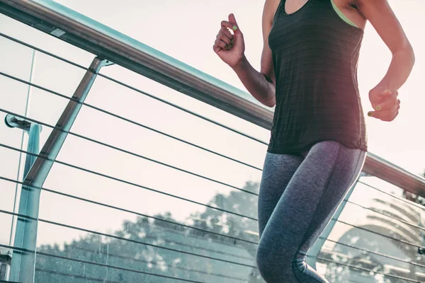 Foto Recortada Una Deportista Corriendo Aire Libre Junto Barandilla — Foto de Stock