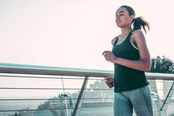 Joven Deportista Concentrada Corriendo Puente Cerca Barandilla — Foto de Stock