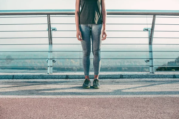 Минималистичное Обрезанное Фото Женщины Колготках Кроссовках Стоящей Мосту — стоковое фото