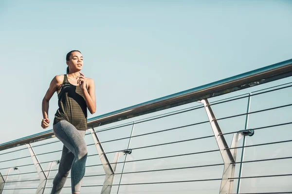 Déterminé Jeune Athlète Vêtements Sportifs Jogging Sur Pont Bannière Modèle — Photo