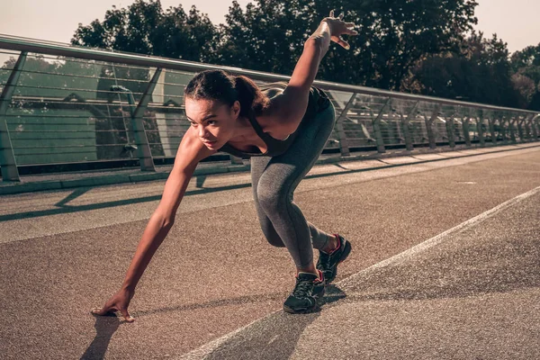 Atleta Concentrado Agacharse Empezar Mirar Con Confianza Antes Correr — Foto de Stock