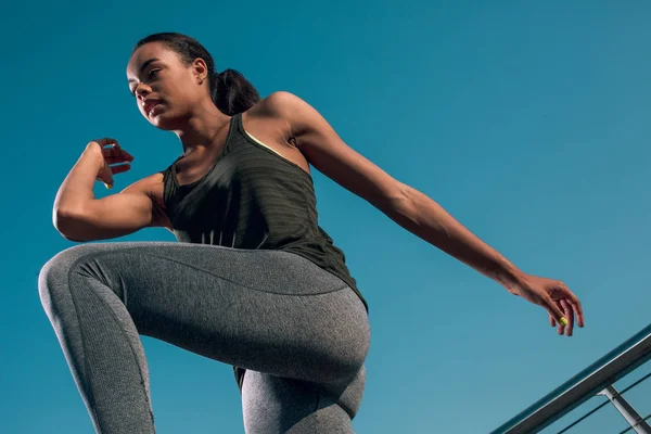 Joven Deportista Haciendo Ejercicios Poniendo Codo Rodilla — Foto de Stock