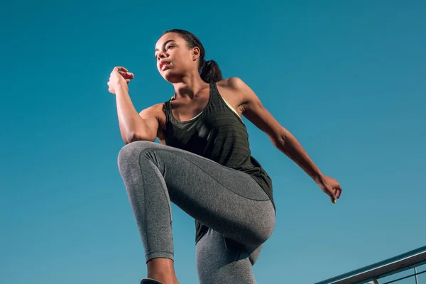 Joven Mujer Deportiva Haciendo Calentamiento Aire Libre Poniendo Codo Rodilla — Foto de Stock