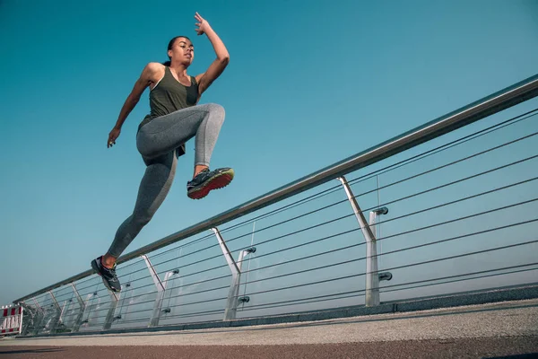 Joven Deportista Entusiasta Aire Movimiento Mientras Corre — Foto de Stock