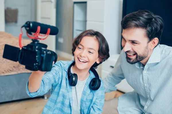 Örülök Hogy Egy Fiatalember Mosolyog Miközben Lelkes Fia Egy Kamerát — Stock Fotó