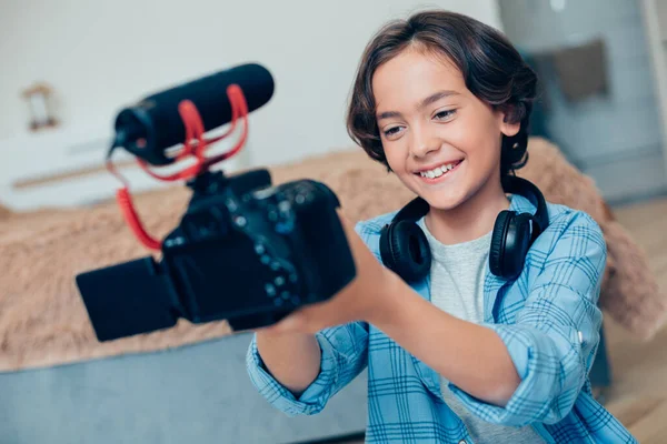 Niño Positivo Sosteniendo Una Cámara Moderna Con Micrófono Sonriendo Mientras — Foto de Stock
