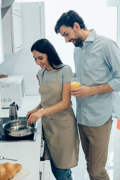 Wunderbarer Mann Der Mit Einem Glas Orangensaft Steht Und Lächelt — Stockfoto