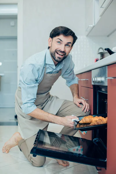 Positiver Junger Mann Sieht Aufgeregt Aus Während Auf Einem Knie — Stockfoto